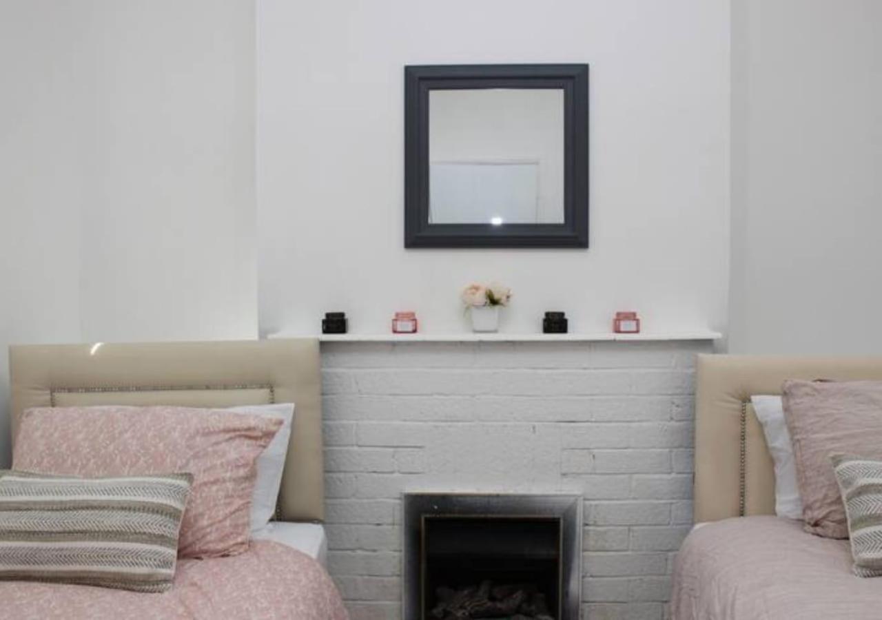 Villa Newly Refurbished 3 Bed 2.5 Bath House In Staines Exterior foto