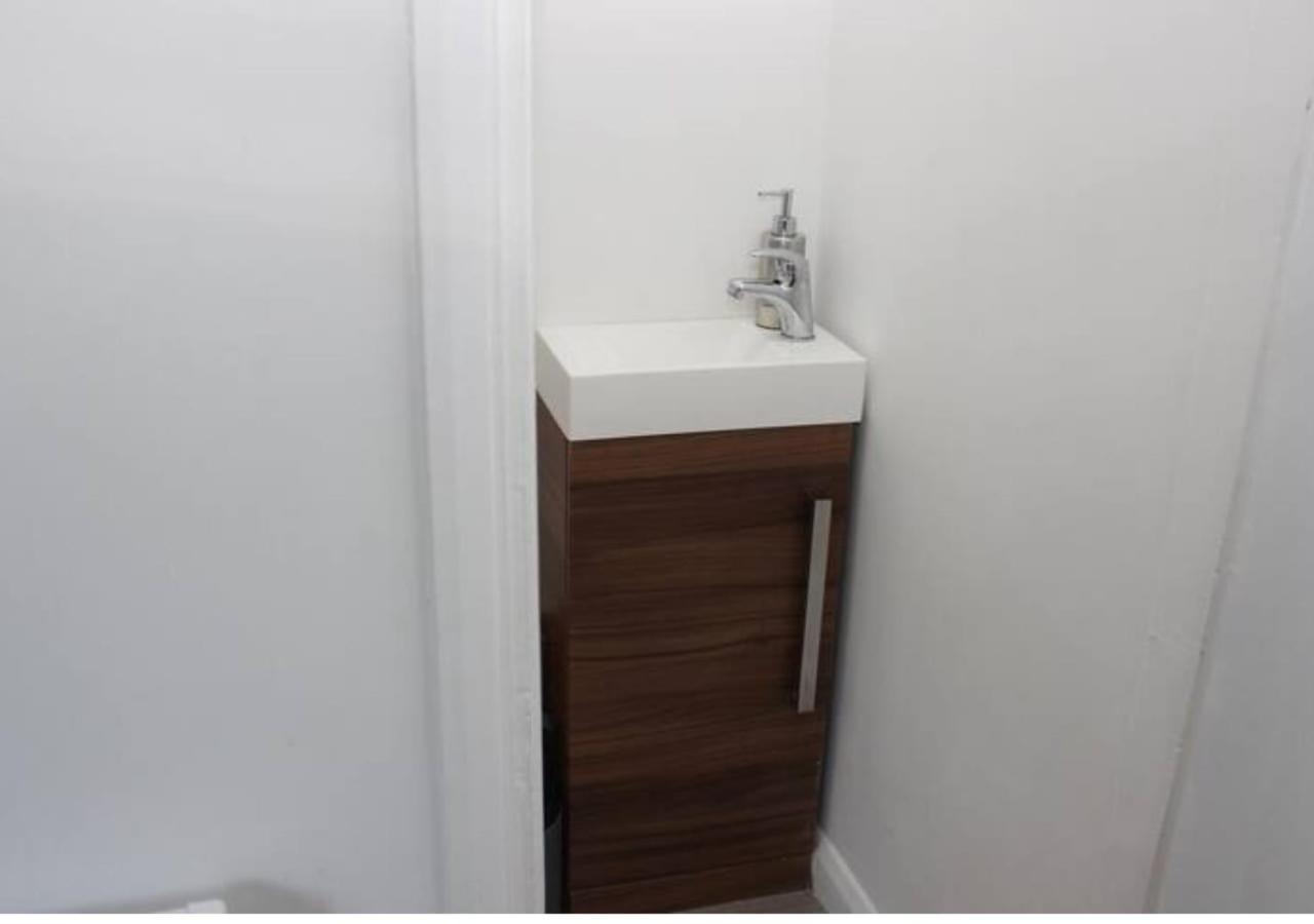 Villa Newly Refurbished 3 Bed 2.5 Bath House In Staines Exterior foto